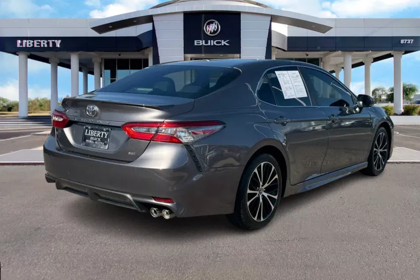 2018 Toyota Camry LE photo 1