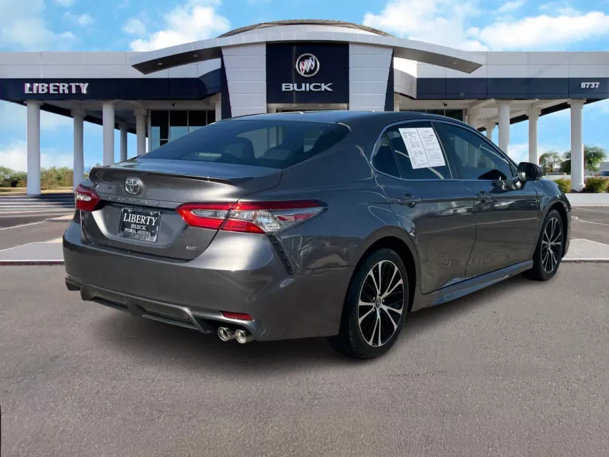 2018 Toyota Camry LE photo 1