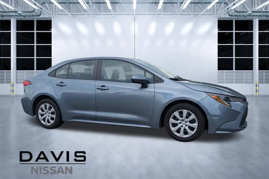 2023 Toyota Corolla LE photo 1