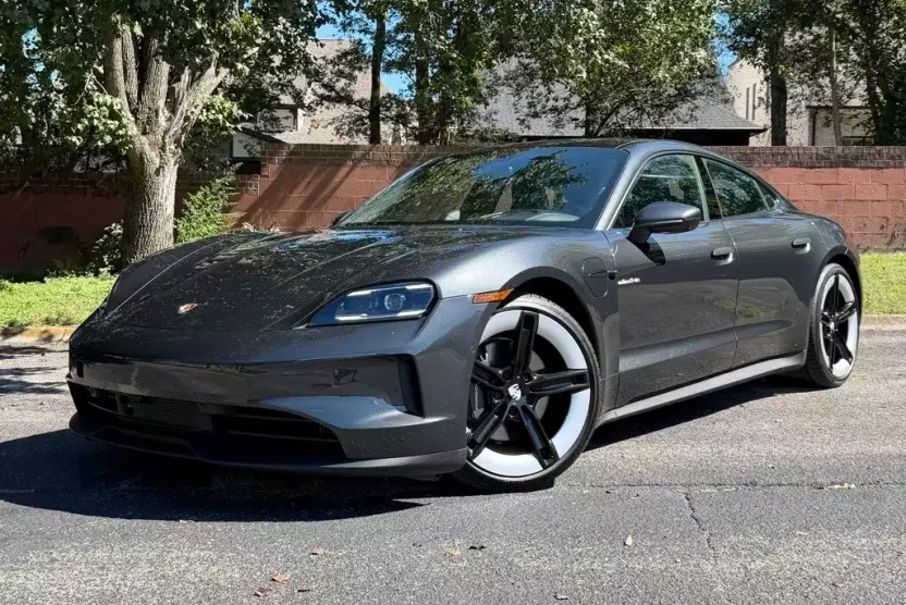 2025 Porsche Taycan photo 1
