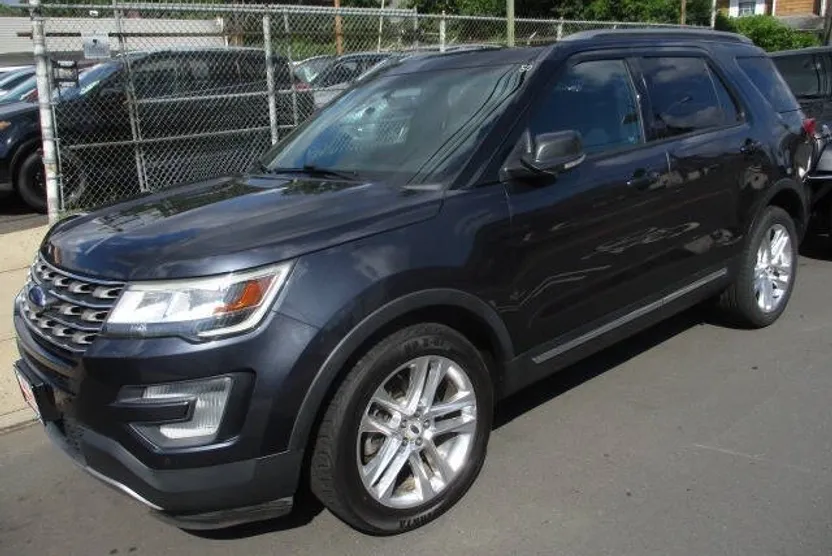 2017 Ford Explorer XLT photo 1