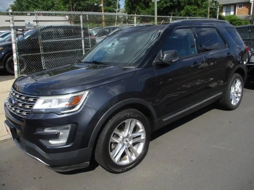2017 Ford Explorer XLT photo 1