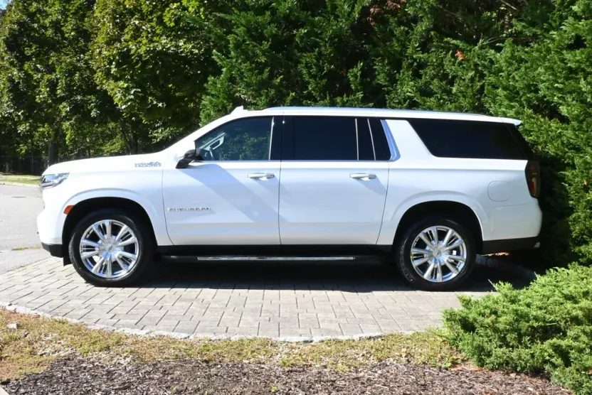 2023 Chevrolet Suburban High Country photo 1