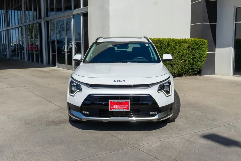 2025 Kia Niro Plug-In Hybrid SX Touring photo 1