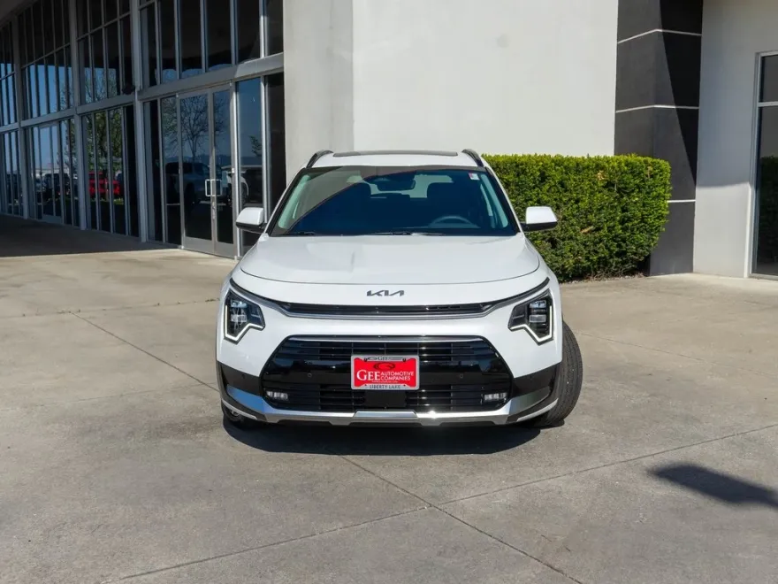 2025 Kia Niro Plug-In Hybrid SX Touring photo 1