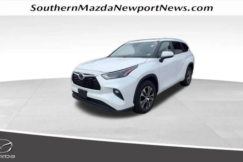 2024 Toyota Highlander LE photo 1