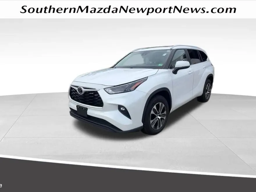 2024 Toyota Highlander LE photo 1