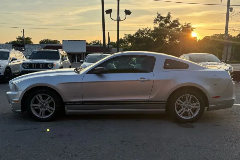 2014 Ford Mustang V6 photo 1