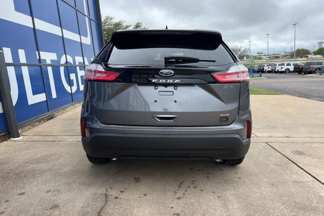 2024 Ford Edge SE photo 1
