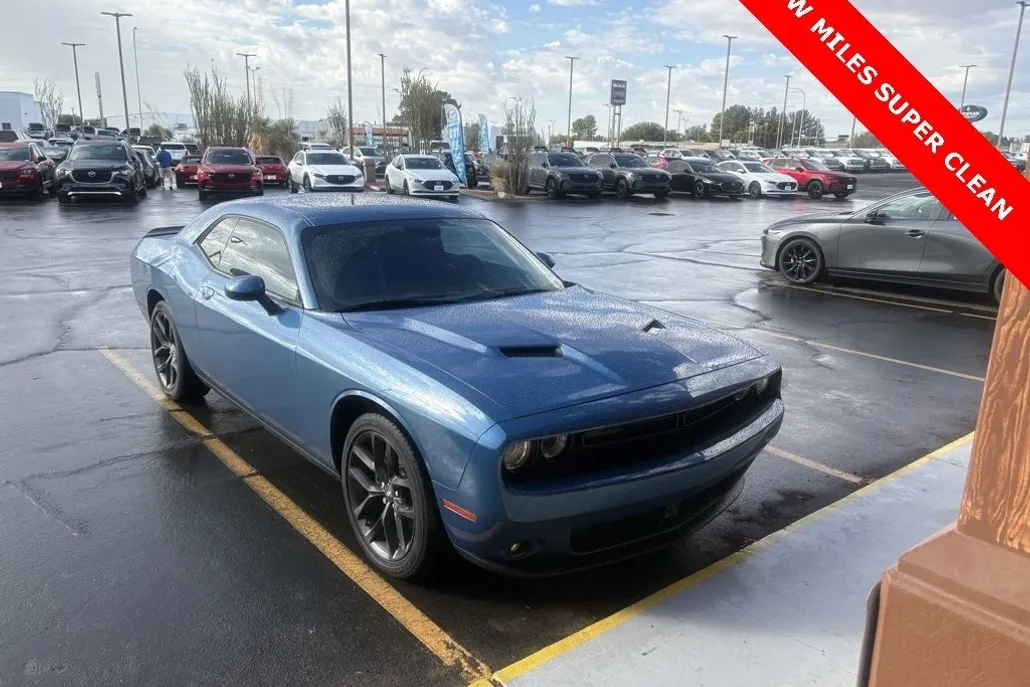 2023 Dodge Challenger SXT photo 1