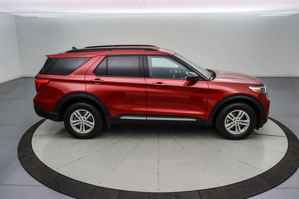2023 Ford Explorer XLT photo 1
