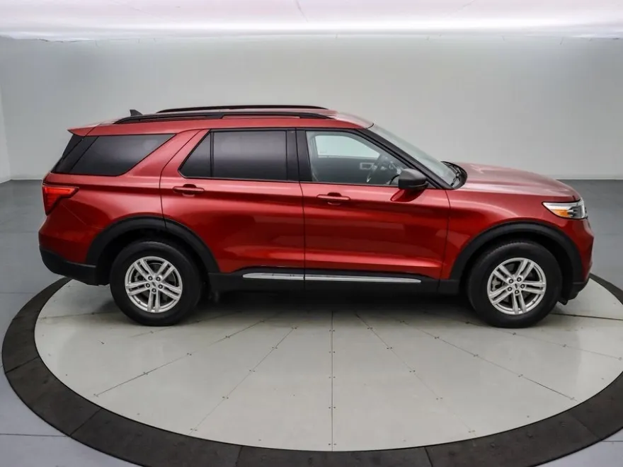 2023 Ford Explorer XLT photo 1