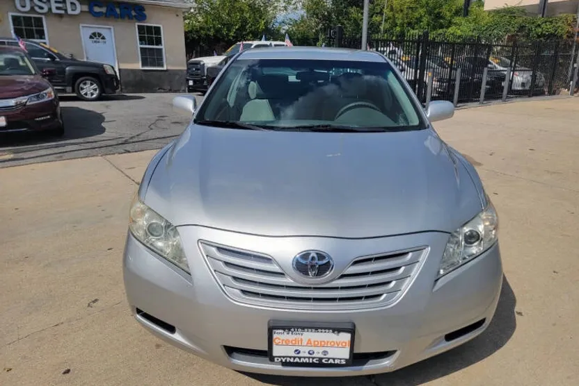 2009 Toyota Camry LE photo 1