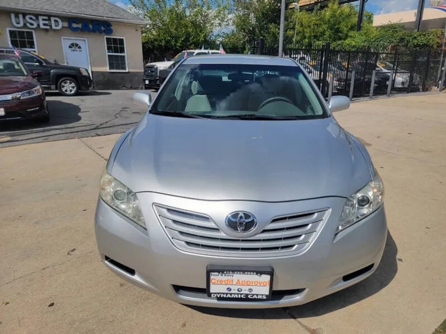 2009 Toyota Camry LE photo 1