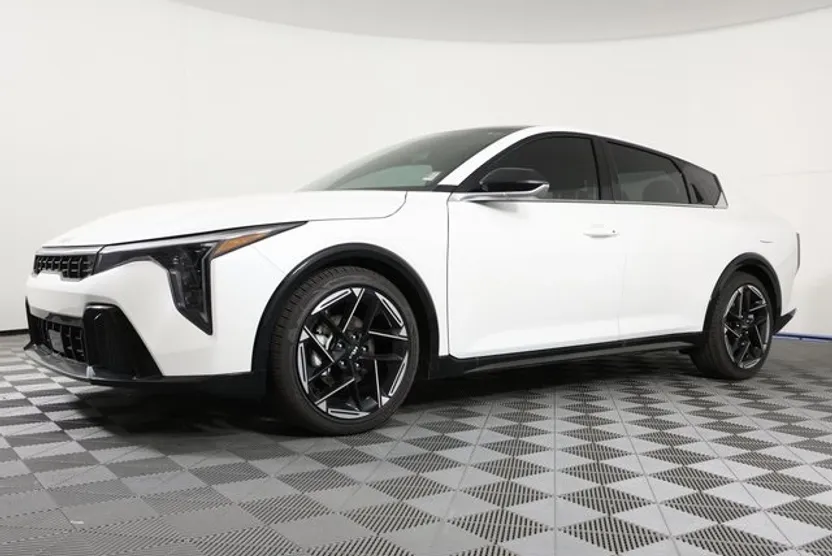 2025 Kia K4 GT-Line photo 1