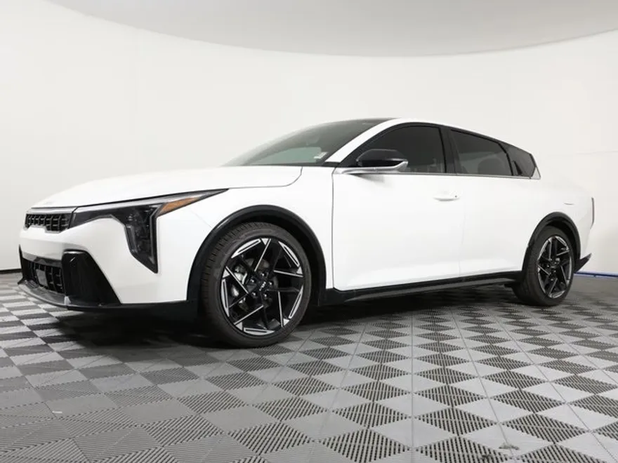 2025 Kia K4 GT-Line photo 1