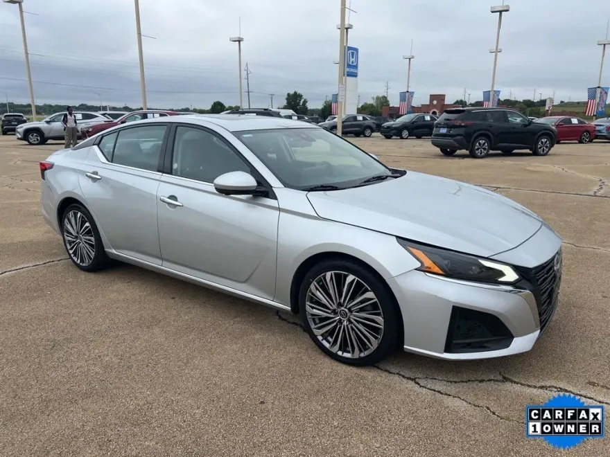 2023 Nissan Altima 2.5 SL photo 1