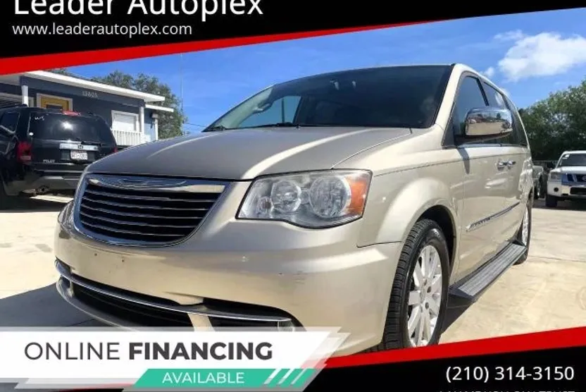 2012 Chrysler Town & Country photo 1