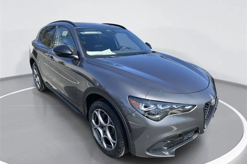 2025 Alfa Romeo Stelvio Sprint photo 1