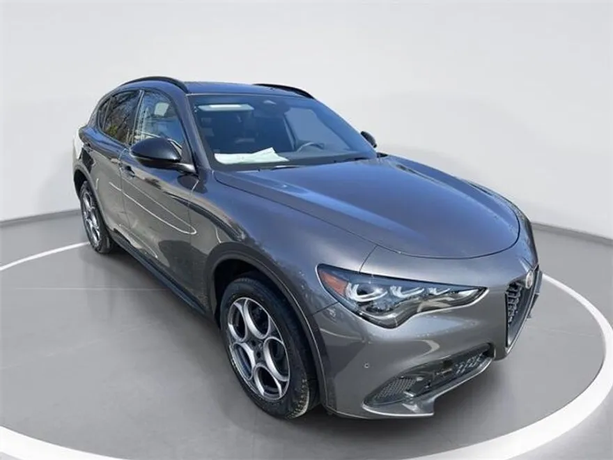 2025 Alfa Romeo Stelvio Sprint photo 1