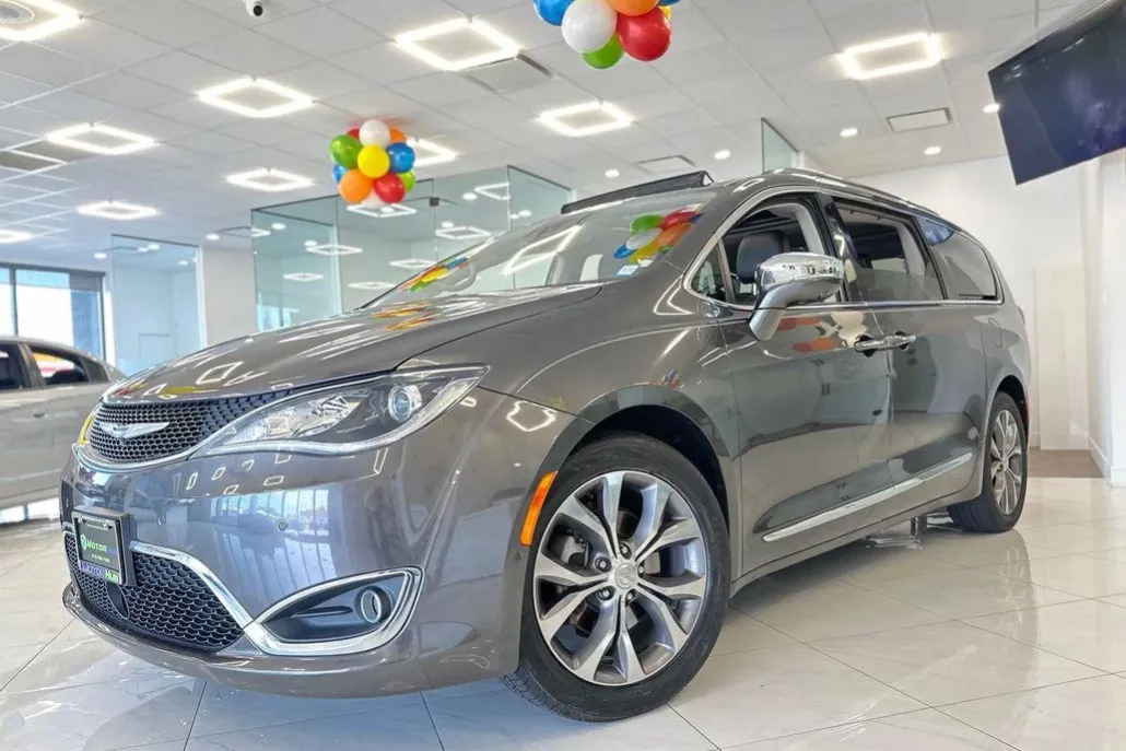 2018 Chrysler Pacifica Limited photo 1