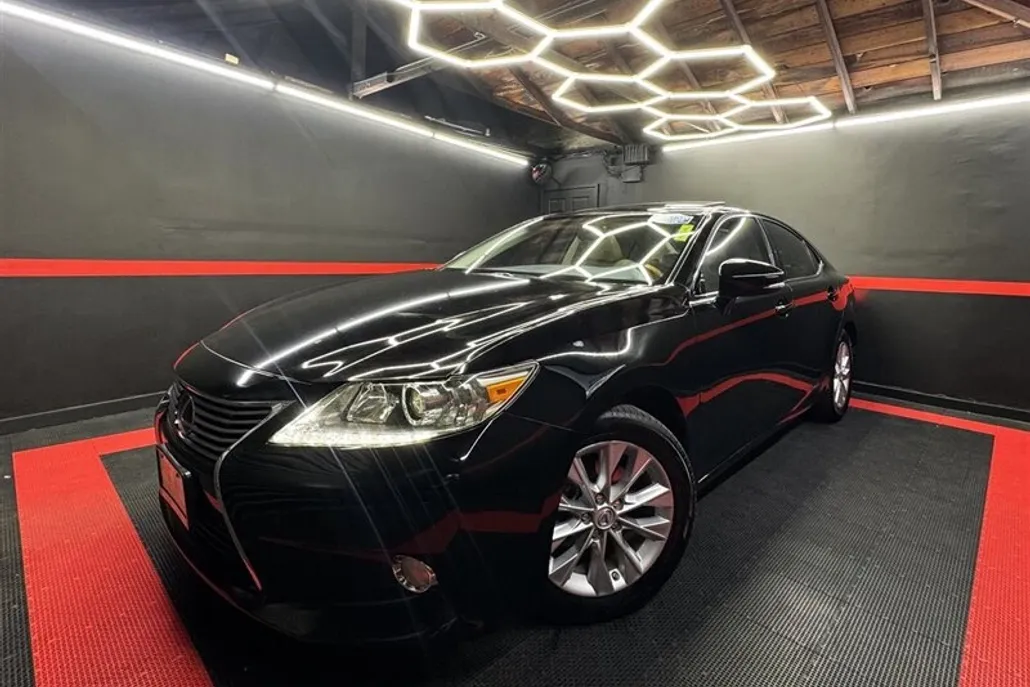 2014 Lexus ES 300h photo 1