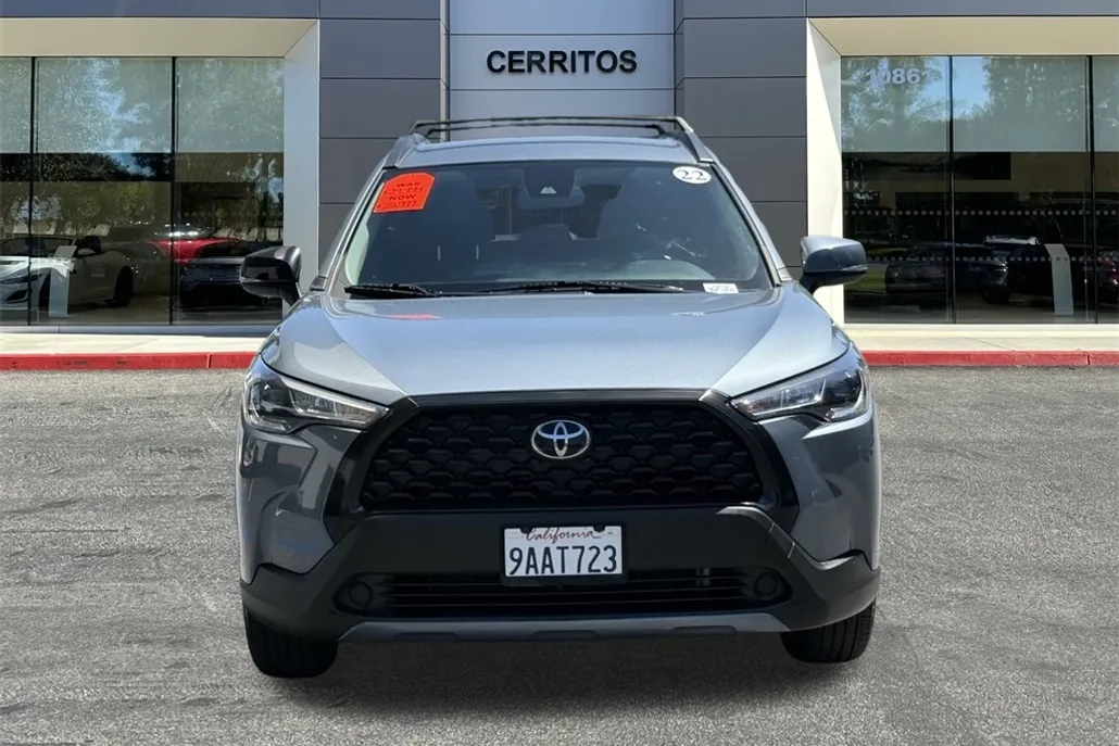 2022 Toyota Corolla Cross LE photo 1
