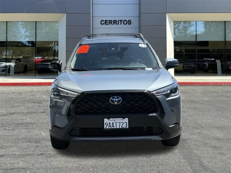 2022 Toyota Corolla Cross LE photo 1