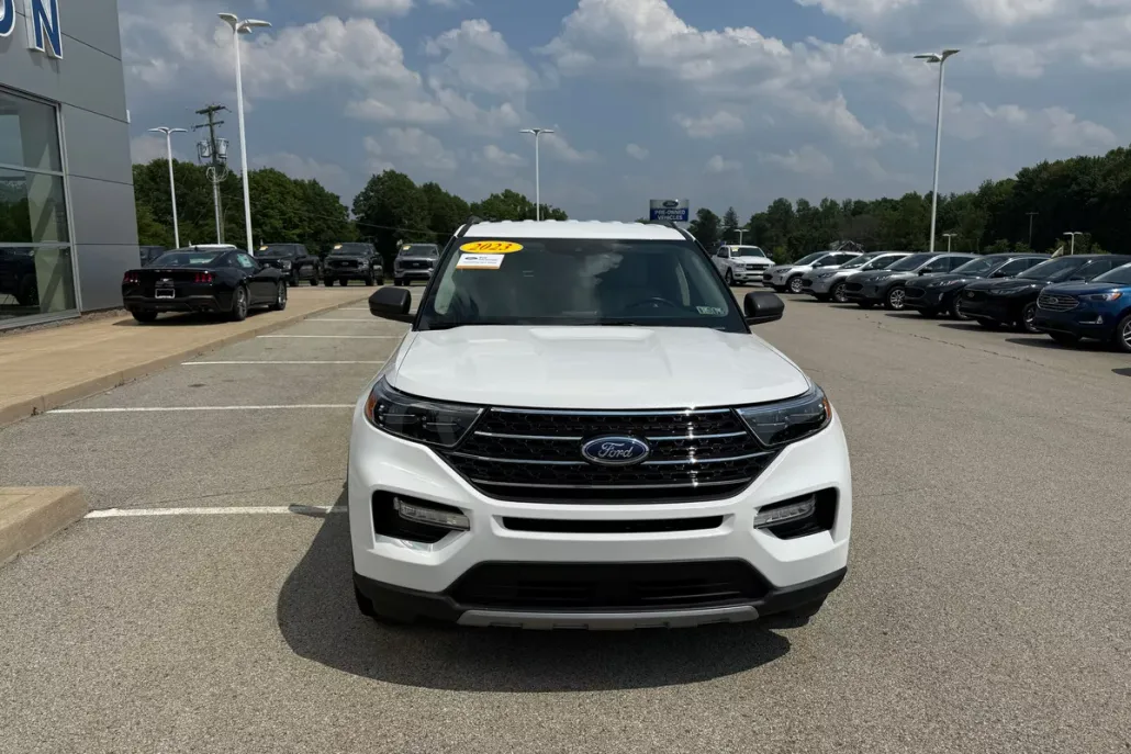 2023 Ford Explorer XLT photo 1