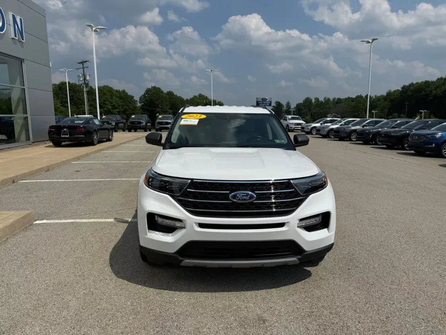 2023 Ford Explorer XLT photo 1