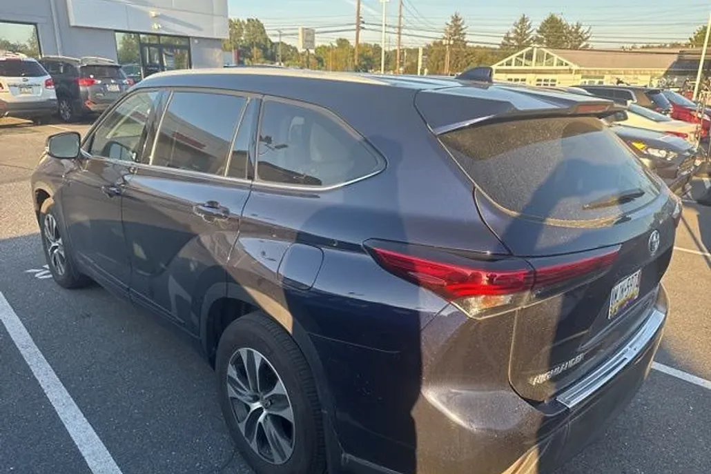 2022 Toyota Highlander XLE photo 1