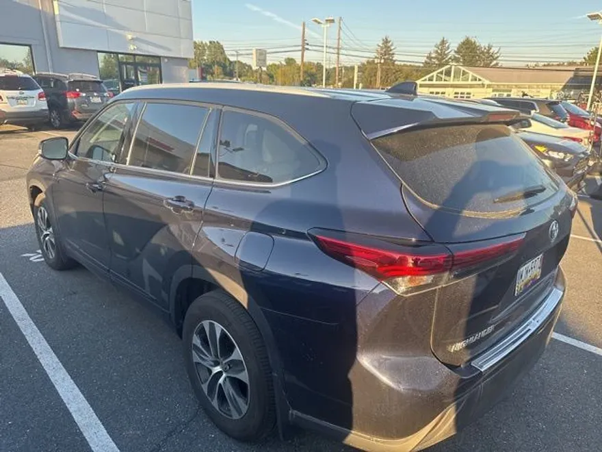 2022 Toyota Highlander XLE photo 1