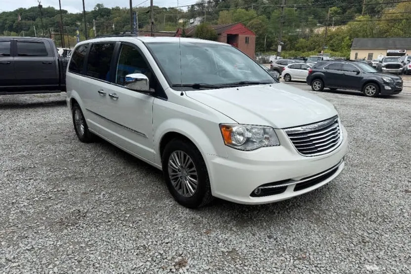 2013 Chrysler Town & Country photo 1