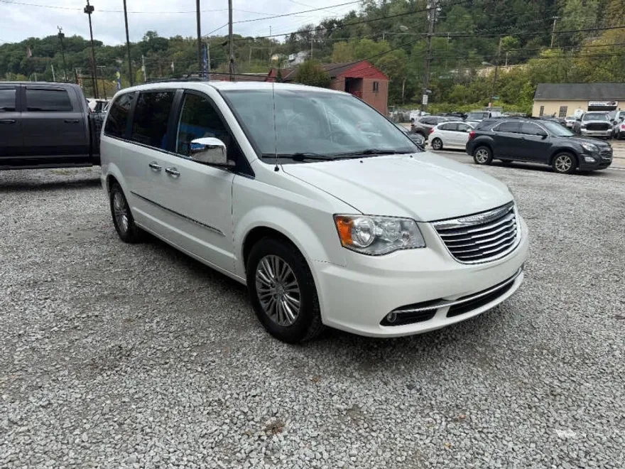 2013 Chrysler Town & Country photo 1