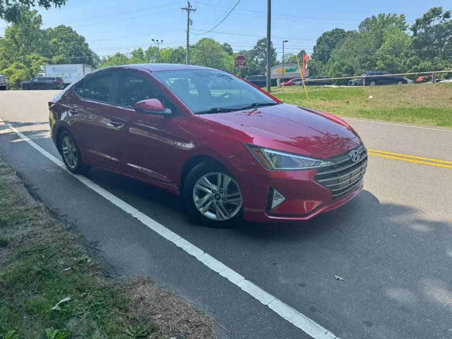2020 Hyundai Elantra SEL photo 1