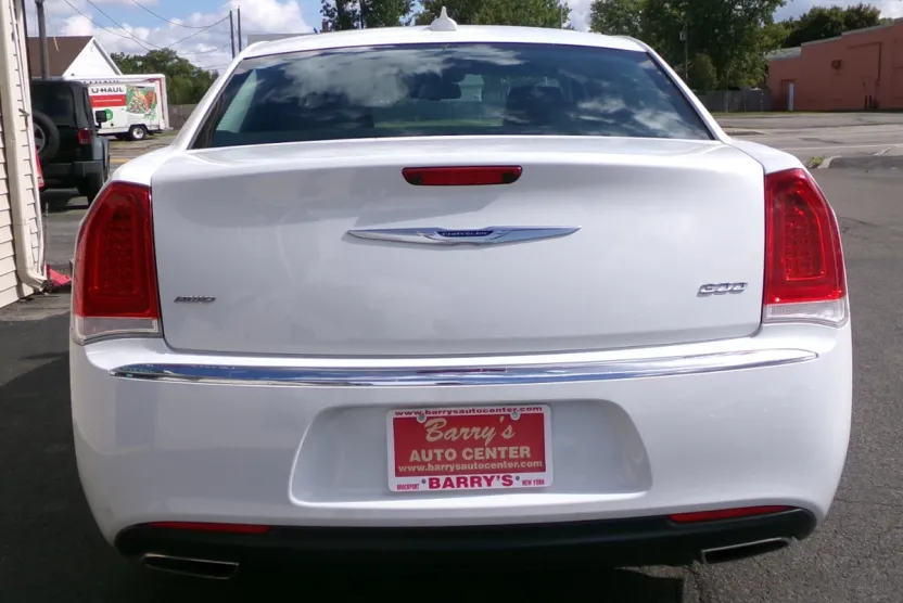 2019 Chrysler 300 Limited photo 1