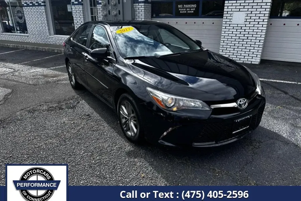 2017 Toyota Camry SE photo 1