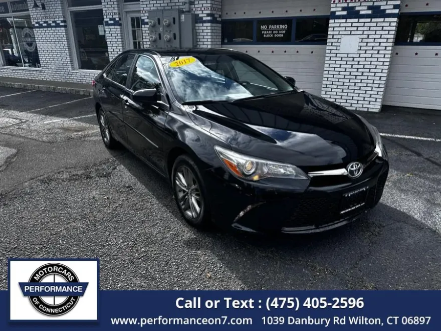 2017 Toyota Camry SE photo 1