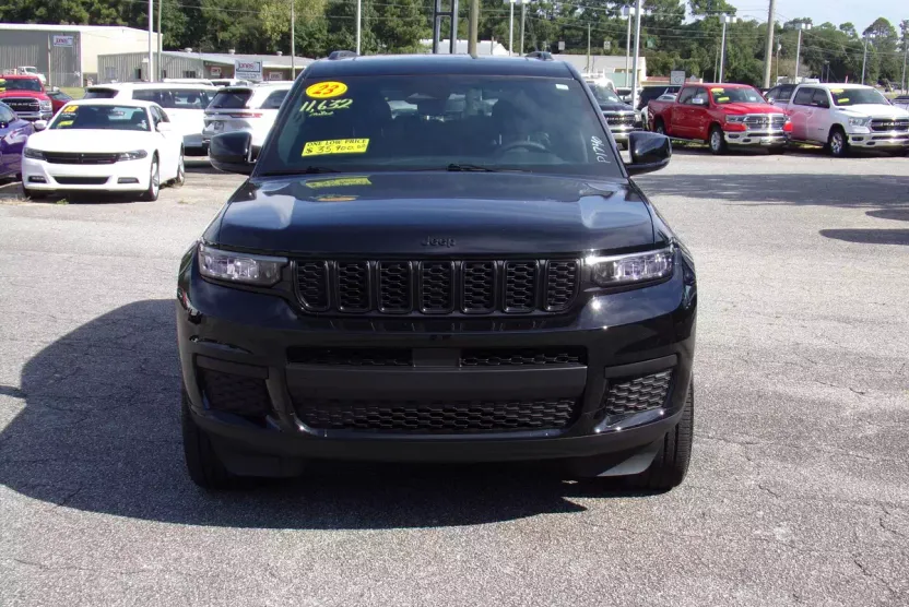 2023 Jeep Grand Cherokee Altitude photo 1
