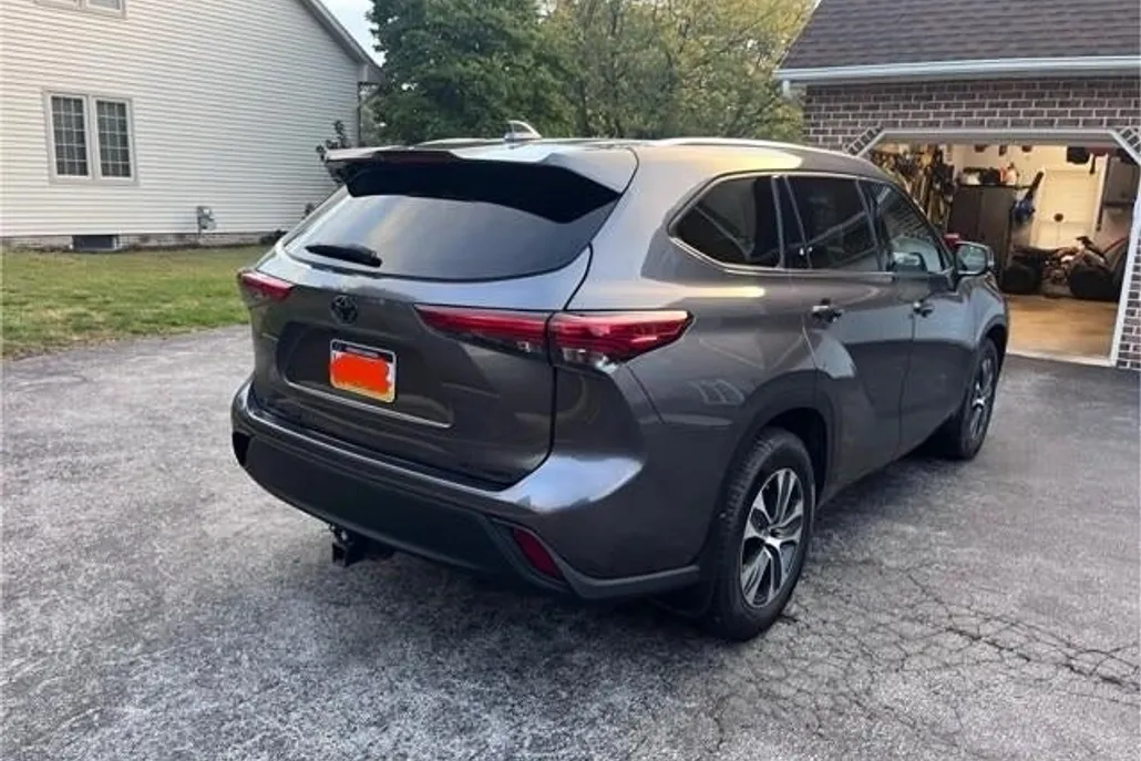 2021 Toyota Highlander XLE photo 1
