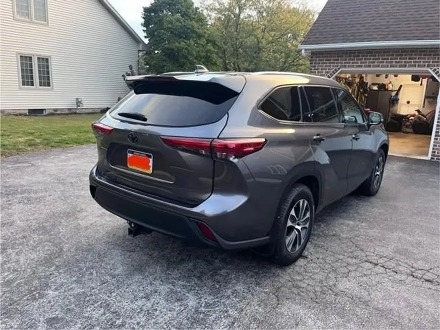 2021 Toyota Highlander XLE photo 1