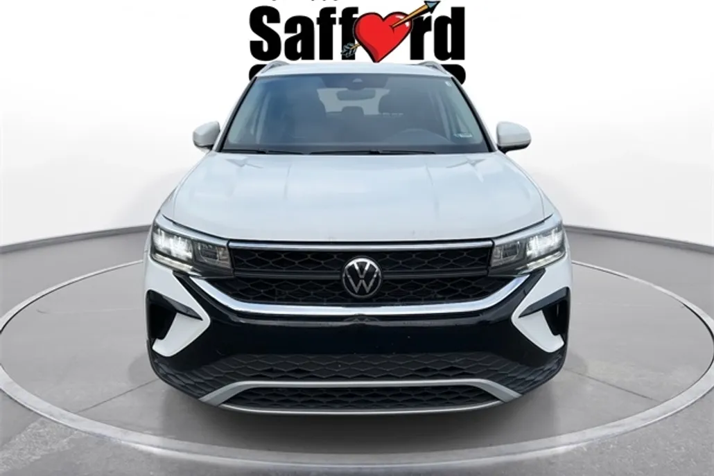 2024 Volkswagen Taos SE photo 1