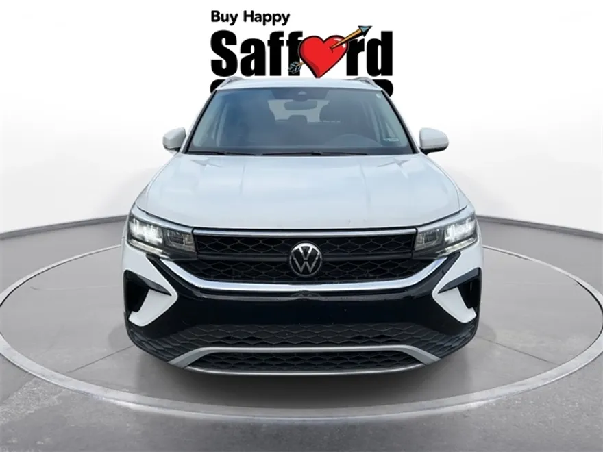 2024 Volkswagen Taos SE photo 1