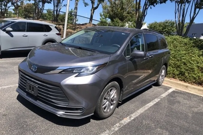 2022 Toyota Sienna LE photo 1