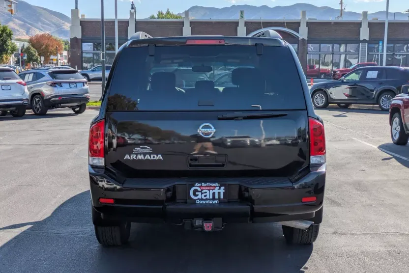 2015 Nissan Armada SV photo 1