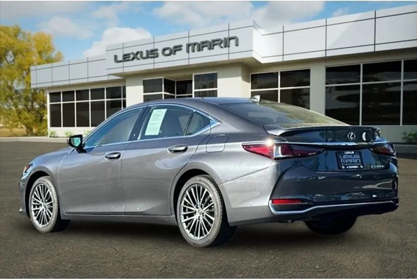 2023 Lexus ES 300h photo 1