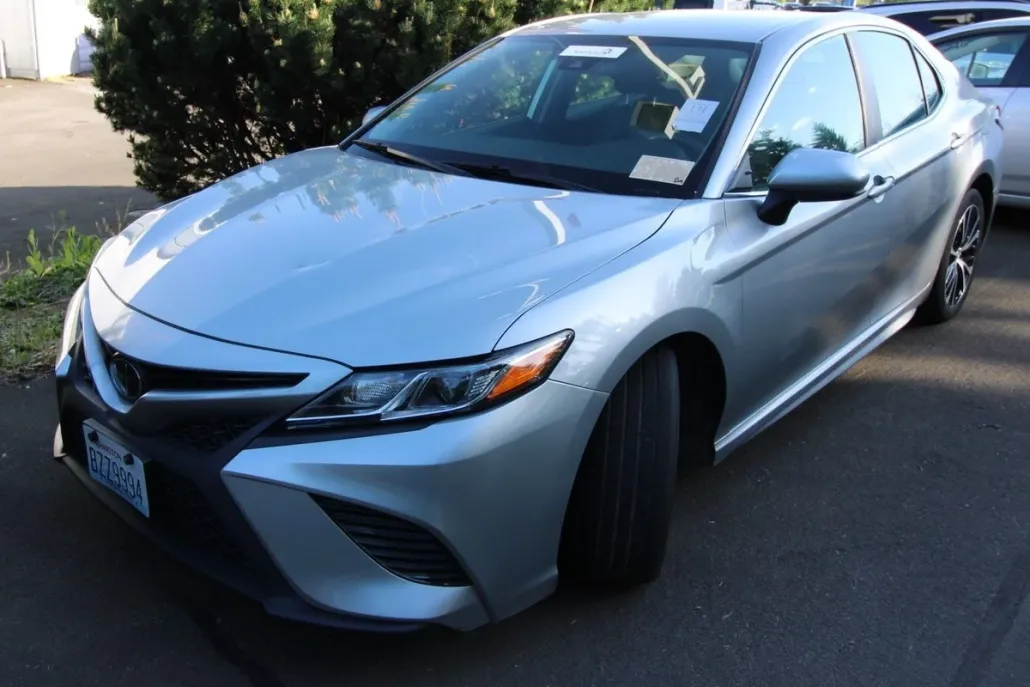 2019 Toyota Camry SE photo 1
