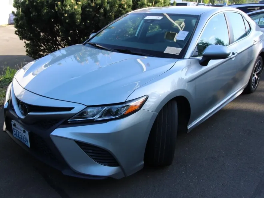 2019 Toyota Camry SE photo 1