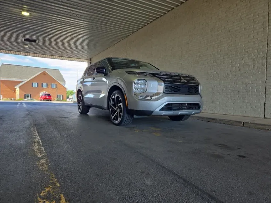 2022 Mitsubishi Outlander SE photo 1