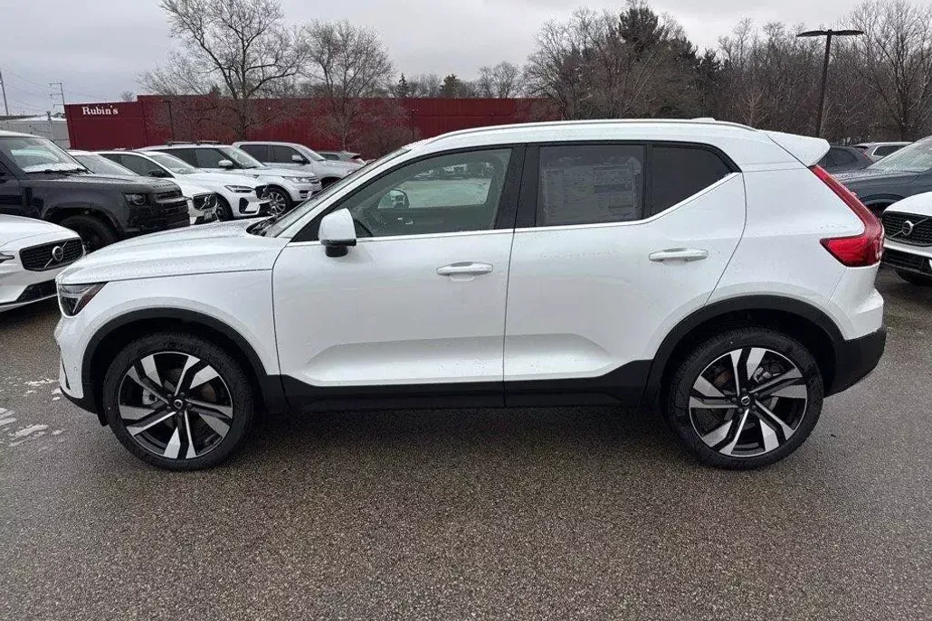 2025 Volvo XC40 Plus photo 1